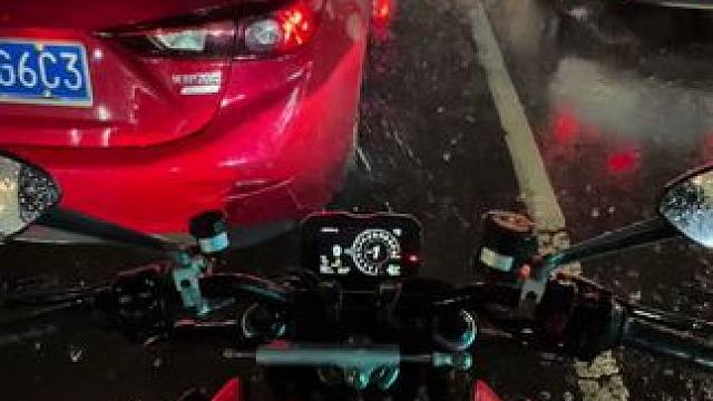 与其躲雨，不如雨中享雨 #杜卡迪 #摩托车 #机车