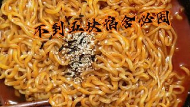 美食分享:香辣鸭翅，火鸡面，好丽友派#追剧小零食 #速食 #宵夜吃什么 #拼多多