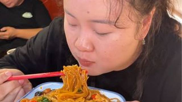 第一口炒螺蛳粉胖妹先吃上了！#妈呀太香了 #这一碗好过瘾 #好吃到停不下来 #螺蛳粉 #美食