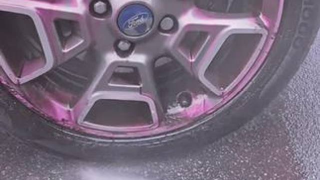 刹车产生的铁粉会吸附在轮毂上，要及时清理，不然会氧化轮毂 #汽车好物 #清洗轮毂