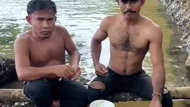 东南亚矮子 #户外抓鱼#逮鱼摸虾 #一起来玩水 #捞鱼也是技术活