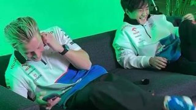 角田劳森合体营业 角田你很会撩嘛，看起来这对前室友感情还真不错啊#利亚姆劳森 #劳森 #角田裕毅 #