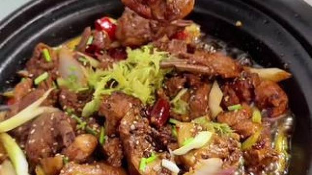 鸭子不要老是红烧或者清炖了，下次你就像我家这样烧个干锅鸭 香辣入味，下酒又下饭#妈呀太香了 #干锅鸭