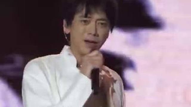 十多年前vs现在 谁的青春回来了
#苏见信 #神级现场 #这谁顶得住啊 #离歌#名场面 #音乐推荐