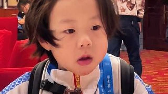 萌娃的早餐~
呆萌→唤醒→吃饭→开心
#萌宝小吃货 #游泳运动员 #萌娃