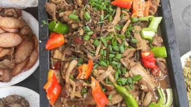 今天粉丝来玩，杀个小鸡招待他们。
#美食 #农村美食 #人间烟火