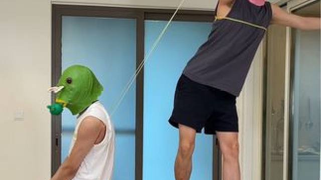 快叫你朋友来看默契弹背挑战#哈哈哈哈哈哈我要笑死了#搞笑#双11这就开始了