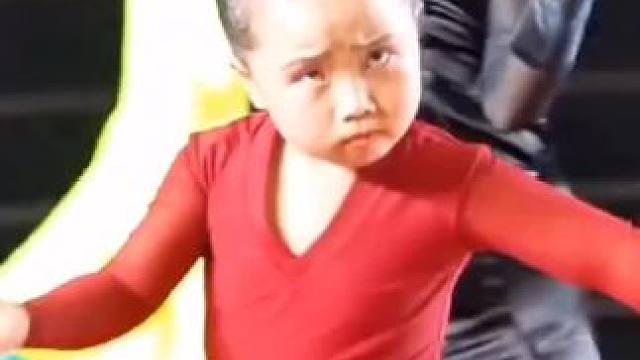 萌娃出场，这眼神，这气质从来没输过，严肃的表情太可爱，太呆萌啦#拉丁舞#萌娃跳舞视频