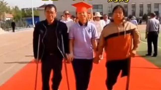 学校组织高三成人礼，女孩带挂拐父母走红毯。父母迈着坚定的步伐，孩子眼里是幸福，父母眼里是骄傲!网友: