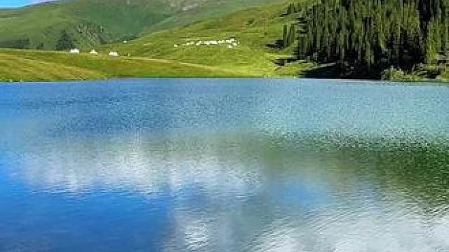 新疆的这些美丽的湖泊，你去过几个？最喜欢哪个？
#来新疆感受美丽大自然 #治愈系风景 #创作灵感 #