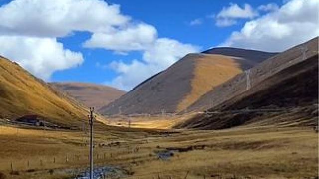 时光不经磨，转眼又是秋。愿这个秋天，我们都在色彩斑斓中走向丰收 #把我的秋天拍给你看 #雪山下的秋天