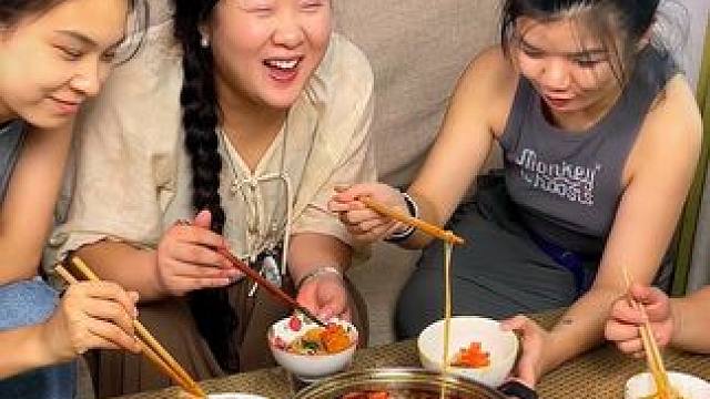 9块9到手两包的火锅米线太香了吧！#哎呀妈呀太香了 #好吃到停不下来 #这一碗好过瘾 #重庆美食 #