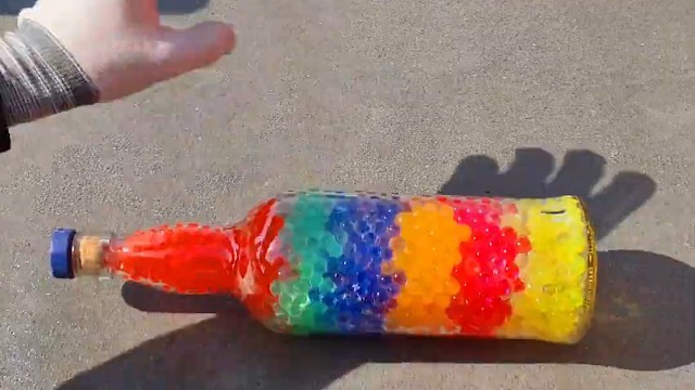 楼梯滚瓶子爆破解压时刻