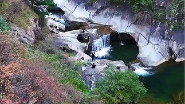 往年的瓮沟和今年的瓮沟差距好大啊，今天由于天气原因，树叶早早就掉光了#旅行推荐官 #一起来拍秋天 #