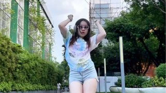 是谁上班还穿叉姬周边～IYKYK啦 噢是我～～～好喜欢新曲捏～趁午休时间速速拍一个！
顺便偷偷预告一