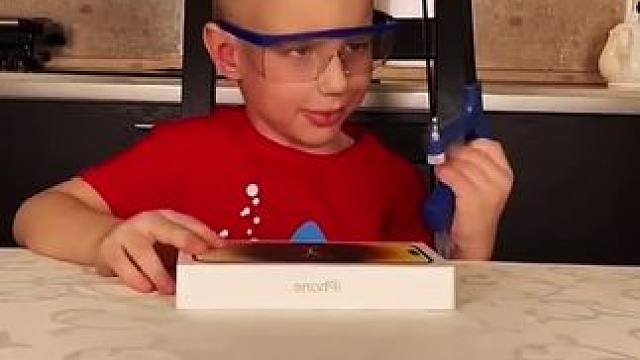 用锯条切割手机盒，这操作给父母看蒙圈了！ #哈哈哈娱乐一下 #看一遍笑一遍 #这操作都看傻了 #意想