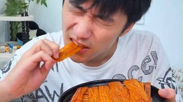 这是我们湖南的爆辣豆卷，咸香香辣脆脆的，巨辣巨上头#无辣不欢 #好吃到停不下来 #辣条 #零食推荐