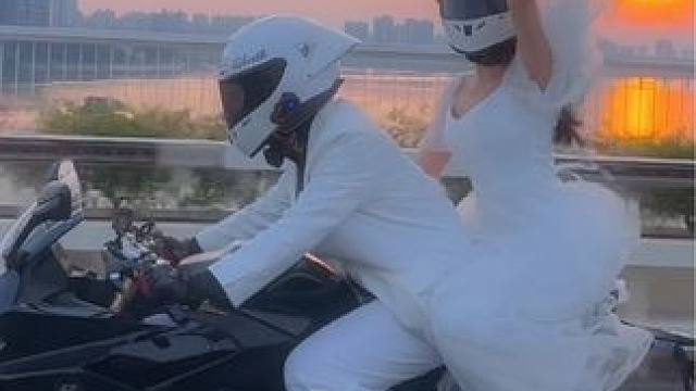 这大概就是所有机车男孩子的梦想吧！#机车 #情侣 #赛550s #还期待我是例外 #歌曲看过了花开