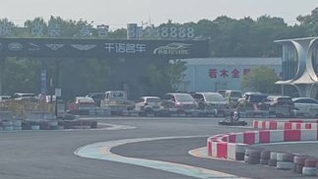 有人跟我比赛车吗。车库集合。不准拿枪打车轮胎！#卡丁车 #卡丁车漂移 #周末时光 #周末好去处