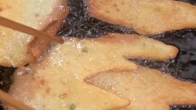 1斤面粉，4个鸡蛋，适量香葱，适量白糖，锅贴饼吃起来就是脆脆滴，我姑请人喝擂茶，阿姨们指定要吃这种饼