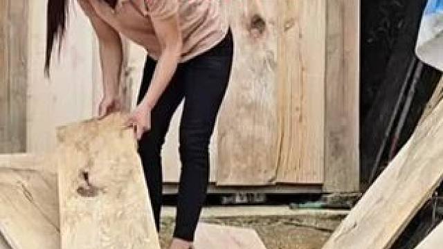 阿萍盖房子，宝宝却哭了起来#国外生活 #野外生存