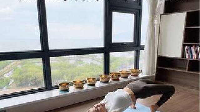 每天滚背 50 次坚持一周会有意想不到惊喜#小动作大作用 #脸胯 #背部锻炼