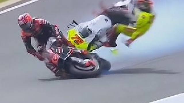 “330的直线高速直接撞上去，希望两个车手都要安全”#motogp #维纳莱斯 #贝赛奇 #摩托车比