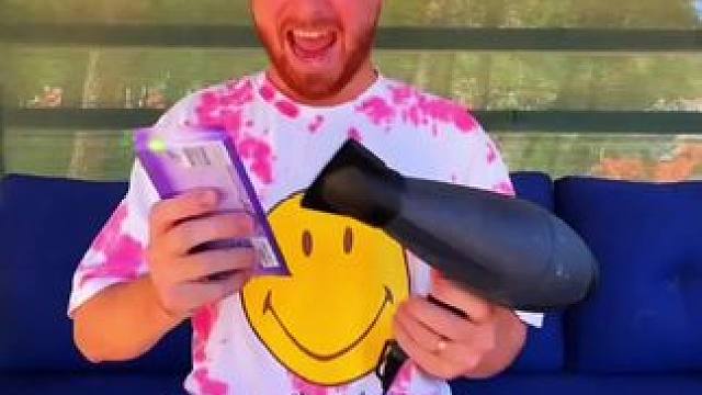 甜甜圈吃出新花样，用吹风机把巧克力融化！ #是时候展现真正的技术了 #哈哈哈娱乐一下 #意想不到的结