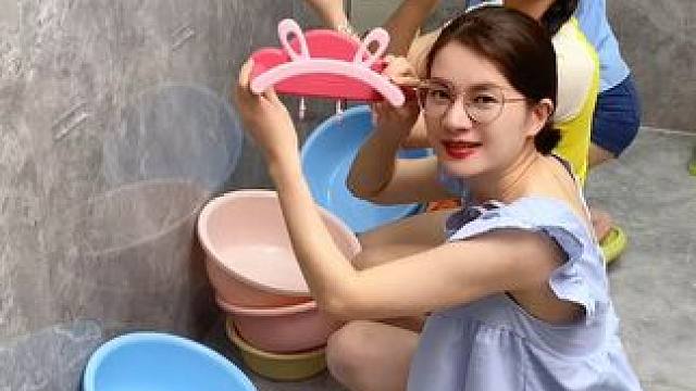 #兔耳脸盆架  可以收纳多个脸盆，家里的鞋刷都可以挂上去，还不占空间#免打孔  #小兔脸盆置物架