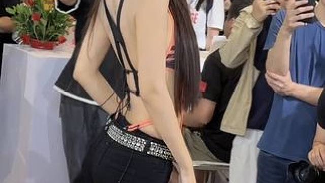 一个眼神拿下你#车展现场 #车模之家 #模特之家