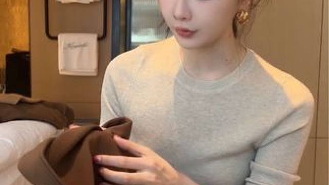 薄绒面姐妹们！！！ #秋冬新款 #时髦精的轻暖感穿搭 #秋冬氛围感