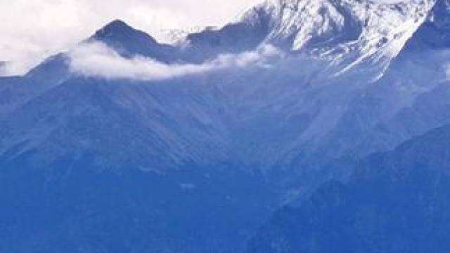 这是川西理县米亚罗景区内的斯博果梁子和胆杆梁子对面的族郎峰、族娜峰，十月下旬雪山连绵、层林尽染，已成