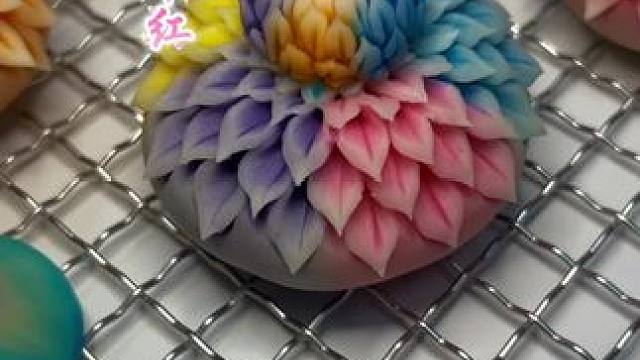 手工的内在美 大家可以尝试用翻糖做里面的底座，外面用菓子皮来制作造型，关键是永远不会开裂，做美食工艺