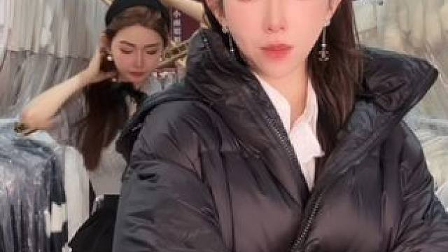 又开始期待圣诞了#搭配你的高级范儿 #谁穿谁好看系列 #这款外套爱了吗