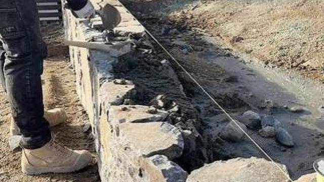 砌石头墙真的很解压 #dou上热门 #是时候展现真正的技术了 #dou来休息一下 #专业动作请勿模仿