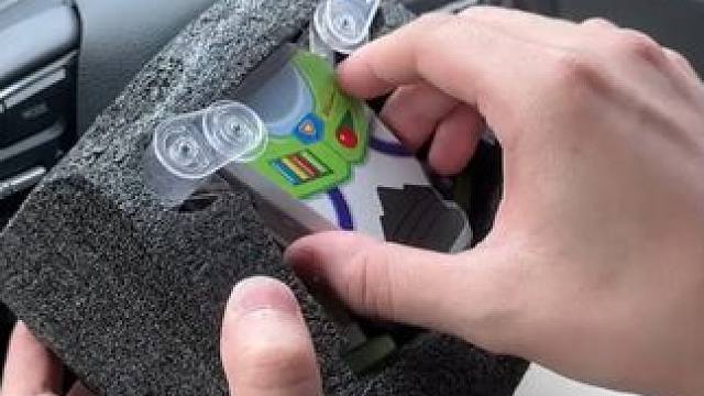 坏了，这个是真的很想要~ #巴斯光年 #车载手机支架 #电动车手机支架