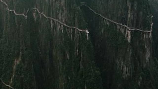 屏住呼吸，请感受下莽山刀片悬崖带来的压迫感！#航拍莽山 #悬崖峭壁上的风景