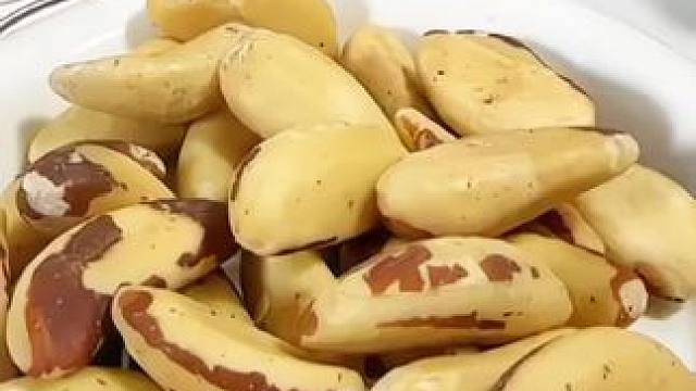 巴西鲍鱼果 #鲍鱼果 巴西的鲍鱼果仁没有吃过的快来尝尝，酥酥脆脆的营养价值非常高#零食推荐#坚果