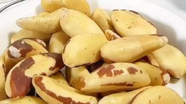 巴西鲍鱼果 #鲍鱼果 巴西的鲍鱼果仁没有吃过的快来尝尝，酥酥脆脆的营养价值非常高#零食推荐#坚果
