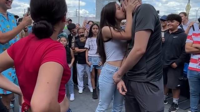 街头挑战，情侣互换默契大挑战。（2） 街头挑战，情侣互换默契大挑战。（2）#街头挑战 #老外真会玩 