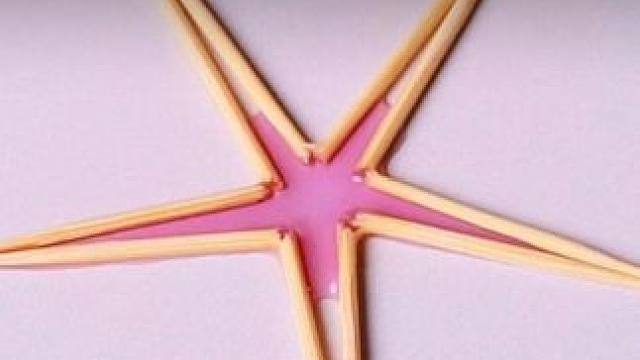 让孩子玩虚拟的手机游戏，不如让他们做真实的科学小实验。不仅在生活中学习物理化知识，还能在动手动脑中提