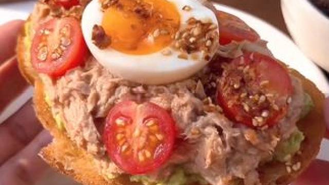 早午餐volg｜鸡蛋金枪鱼牛油果开放三明治+水果燕麦酸奶碗#自己动手做美食 #一人食记 #早餐吃什么