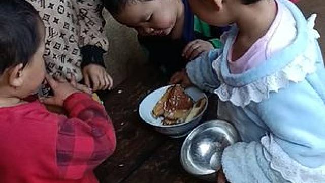 去我妈妈家，我妈妈给的饼，孩子们都很喜欢吃，谢谢妈妈了。#记录真实生活