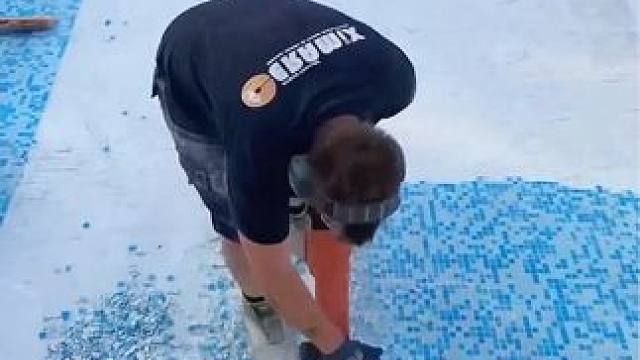 老旧游泳池翻新！#施工工艺 #能工巧匠 #地面改造