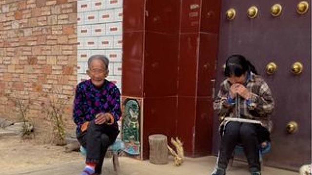 “小时候觉得农村的生活枯燥又乏味，而现在日出而作，日落而息，家人闲坐，灯火可亲，变成了我最向往的生活