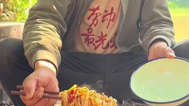 #我的乡村生活 #农村生活 #可惜你不是农村人 干活回来累了简单做个鸡蛋炒面你别说还挺好吃