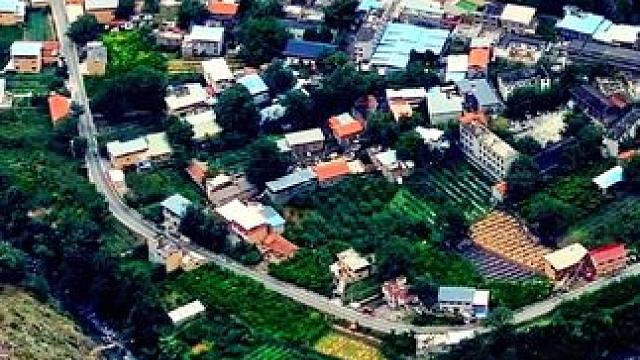 这是在川西黑水县瓦钵梁子上俯拍茂县赤不苏镇的赤不寨村#宣传家乡旅游文化 #羌区 #台地文明 #住进风