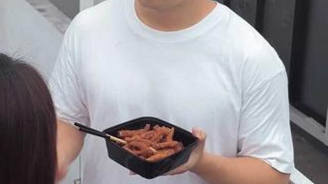先炸后卤一吸脱骨，下次有这种好东西早点告诉我！#鸡爪 #零食 #追剧 