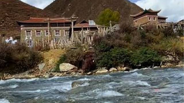 山川给我跳动的脉搏，阳光给我青春的光泽。这首歌不仅仅是一首歌，更是一种精神的象征，鼓励我们在面对困难