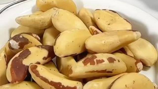 巴西鲍鱼果 #鲍鱼果 巴西的鲍鱼果仁没有吃过的快来尝尝，酥酥脆脆的营养价值非常高#零食推荐#坚果
